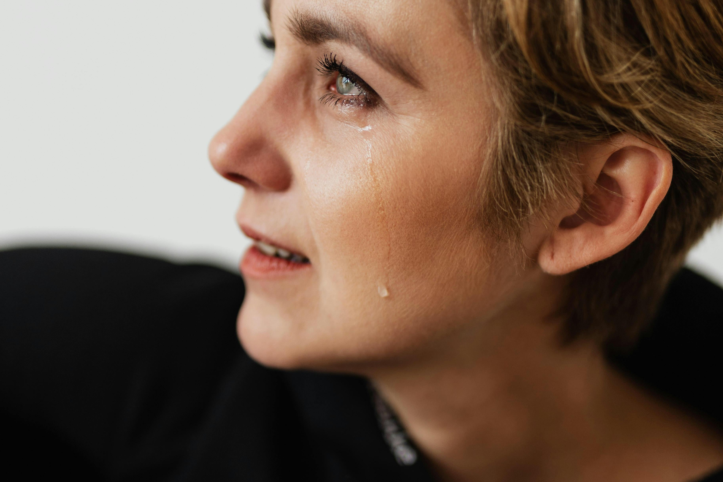 A woman crying dealing with major depressive disorder